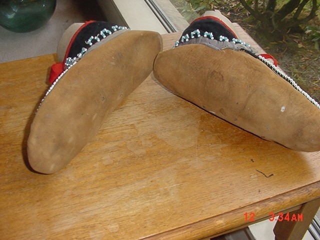 BEAUTIFUL OLD IROQUOIS INDIAN BEADED HIDE MOCCASINS MOCKS