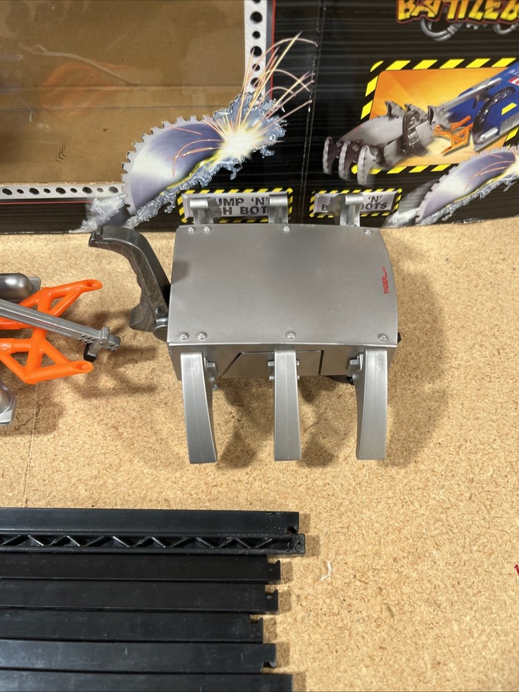 2001 Battle Bots Bump N Bash Bots Red Scorpion & Complete Control Hasbro