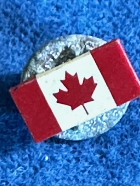 Canada Leaf Red & White Pin hat collar 1/2" TX198