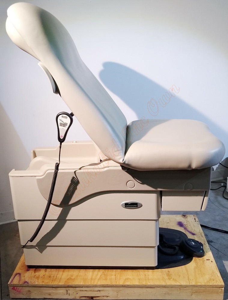 Midmark 623-008 Barrier Free Power Exam Table with Footswitch & Hand Controller