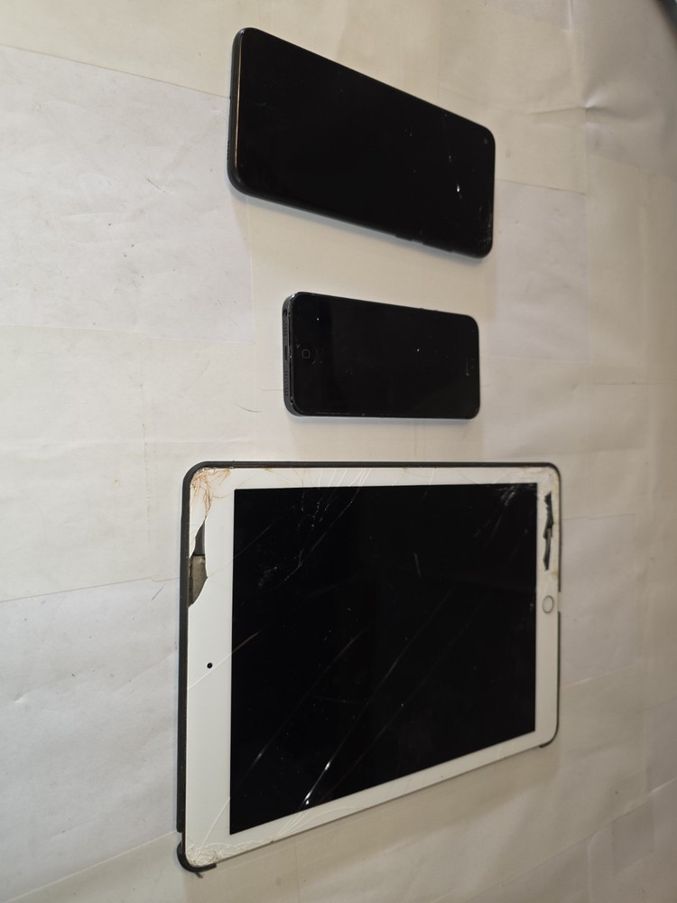 Broken Electronics Lot – Samsung Smartphone, Apple iPhone, Apple iPad Tablet –