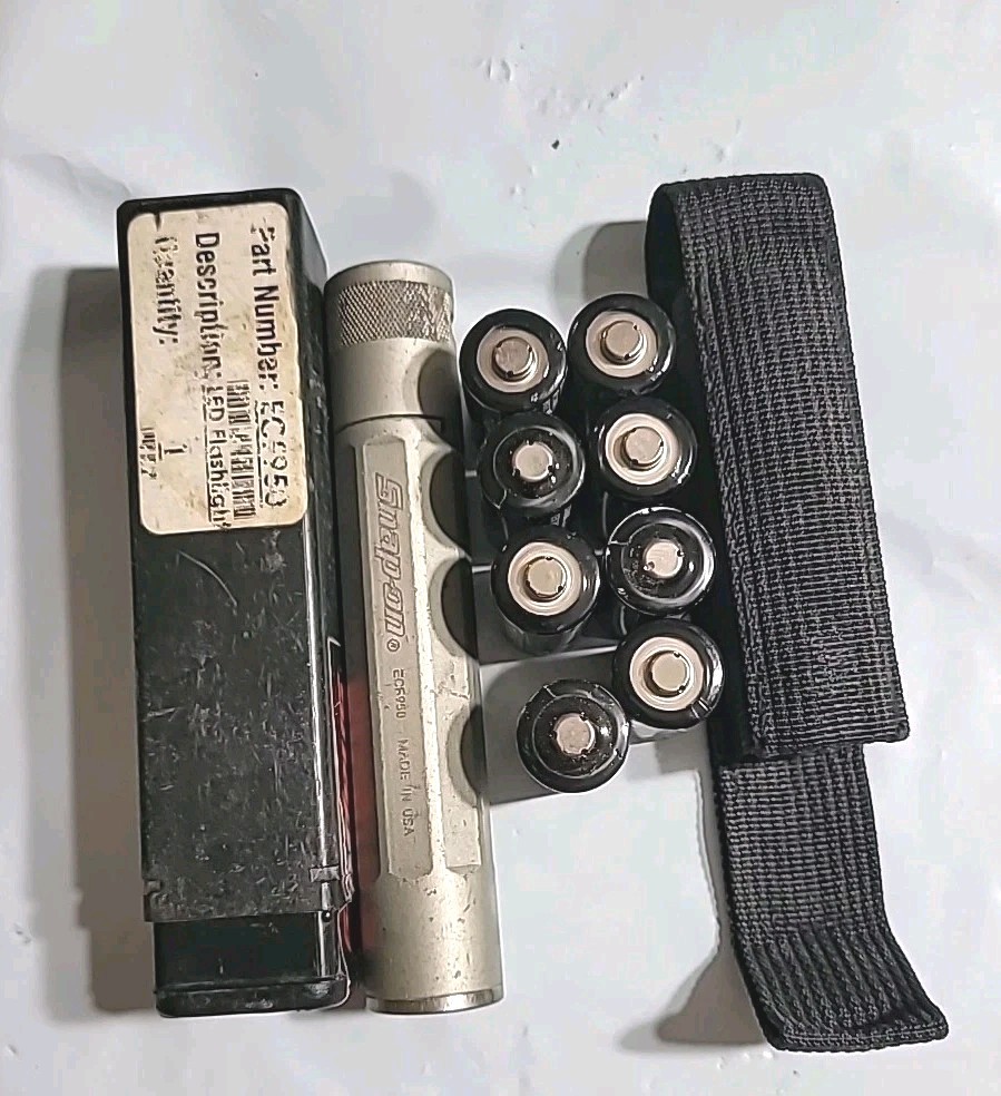 Snap-on ECF925 Flashlight W/8 Batteries. Used
