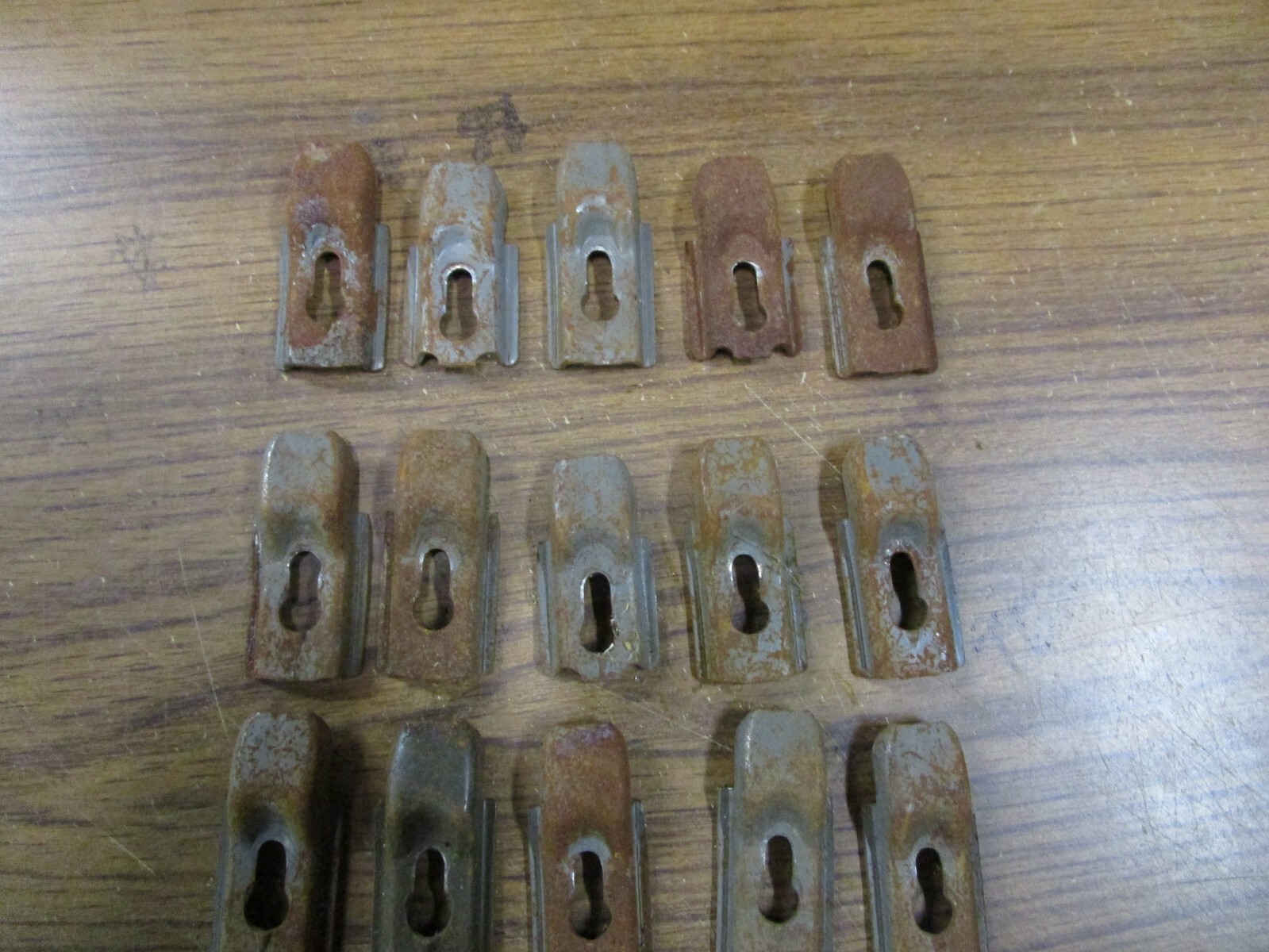 Lot Of 20 Old Style Lyons Model 4000 Shelving Clips