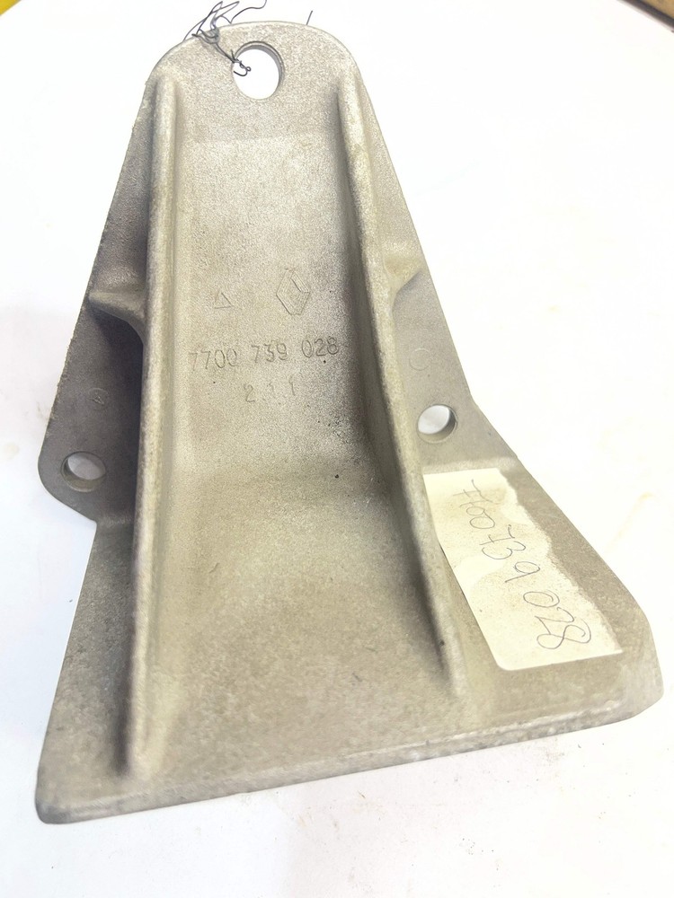 7700739028 BKT ENG MOUNT T RENAULT