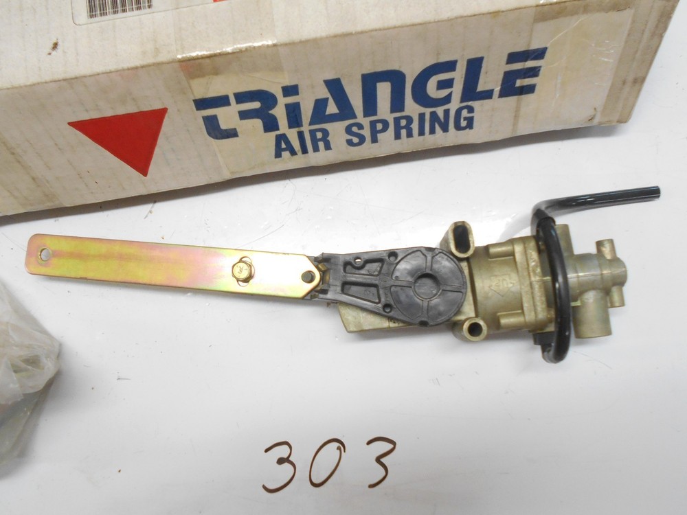 Triangle AS-1323 Delay Type Height Control Valve With Integral Dump Valve
