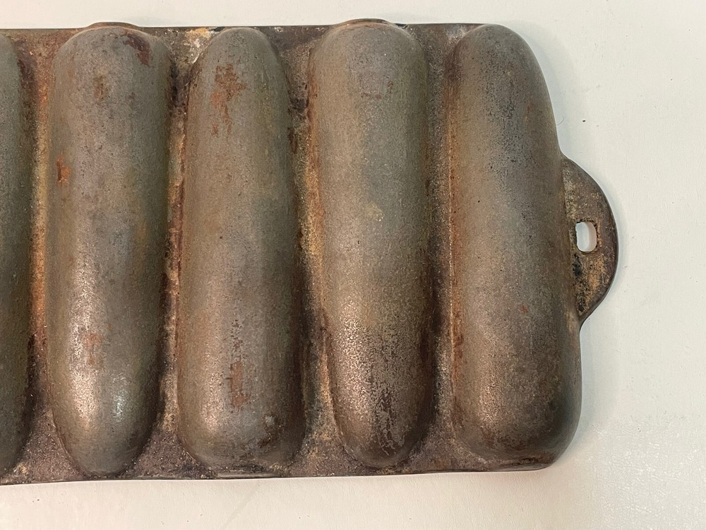 Vintage Cast Iron Cornbread Pan With Seven Corncob Shaped Molds