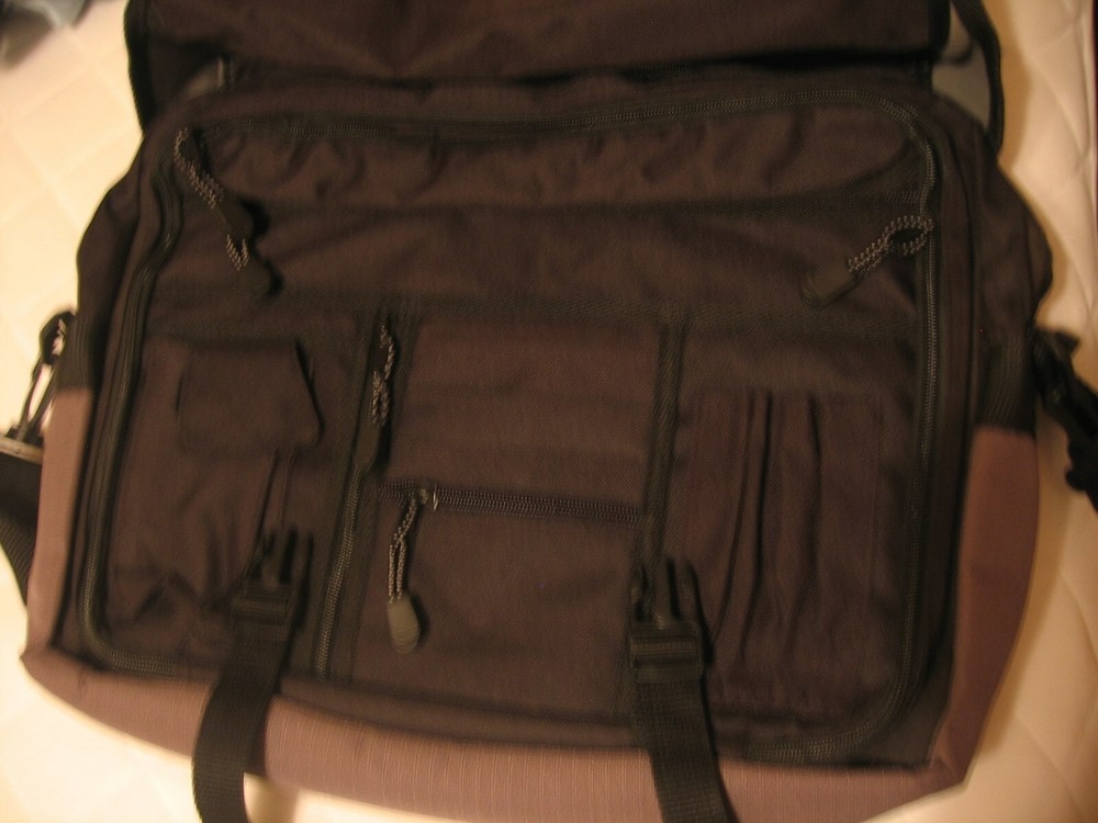 KORE BLACK & GREY MESSENGER LAGTOP BAG
