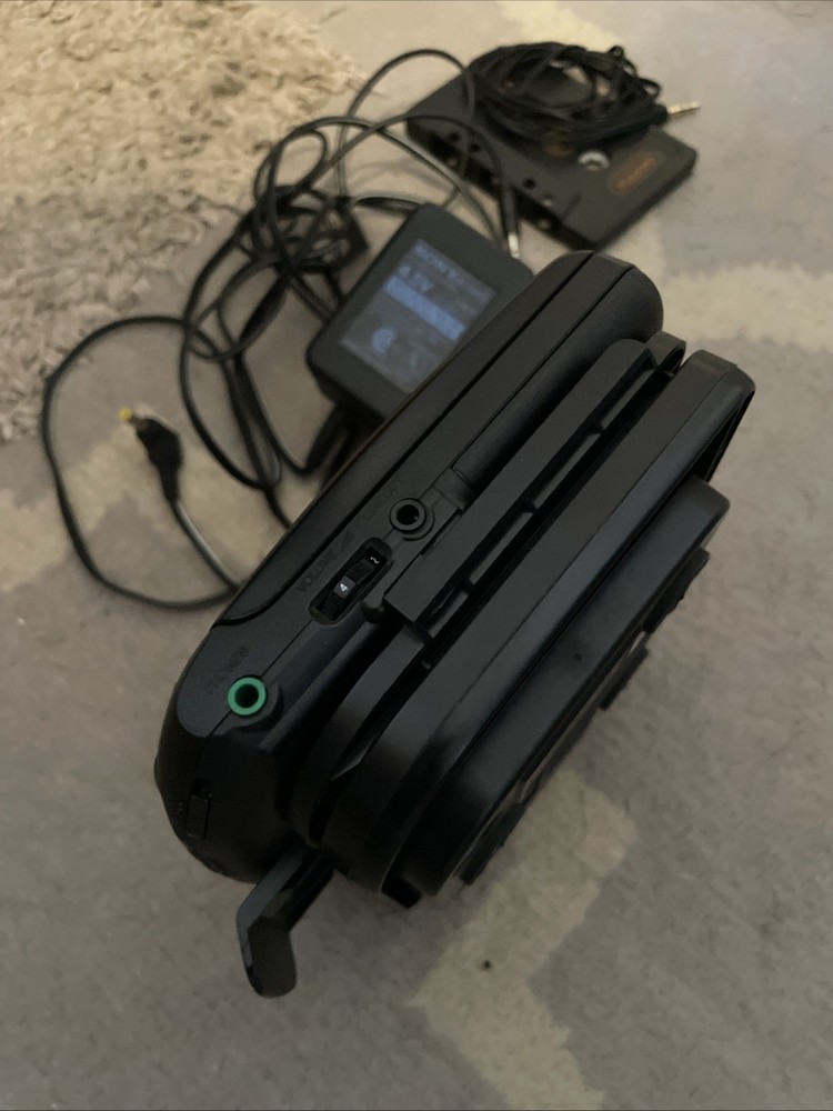 Sony Discman CD Player D-132CK With Complete Car Mounting Kit Powers On - Skips