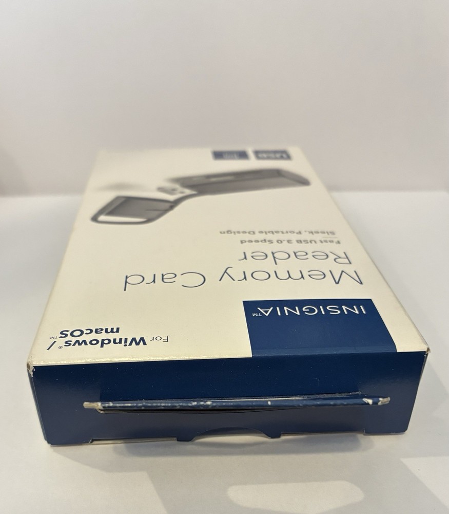 Insignia USB 3.0 Memory Card Reader Sleek Portable Design.. SD/MICRO SD