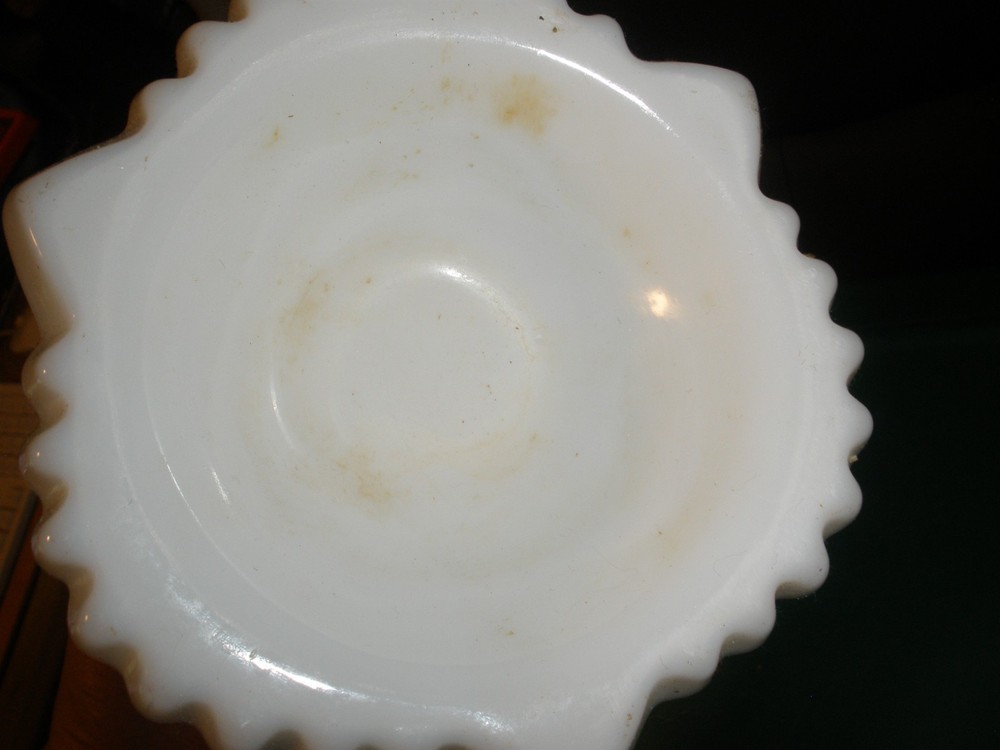 Vintage Milk Glass Fluted Edge Starburst Pattern 9" EUC