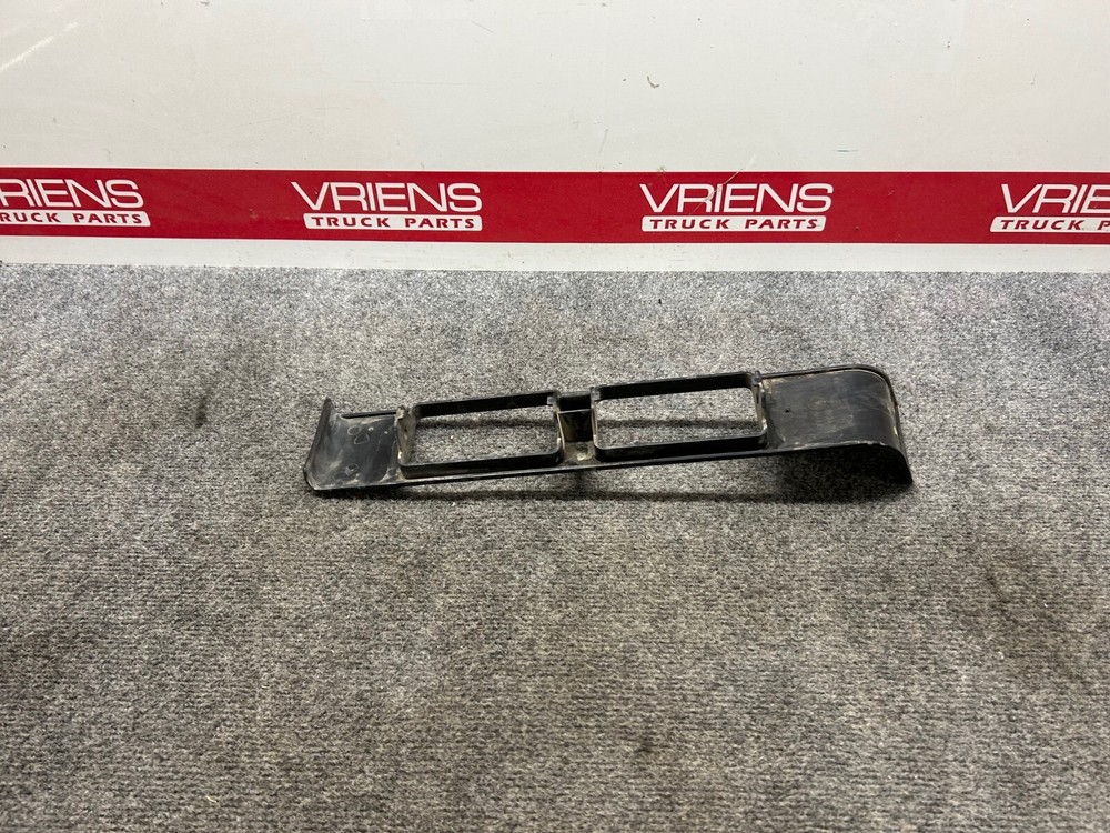 PETERBILT 17-04233 TRIM-REGISTER RH