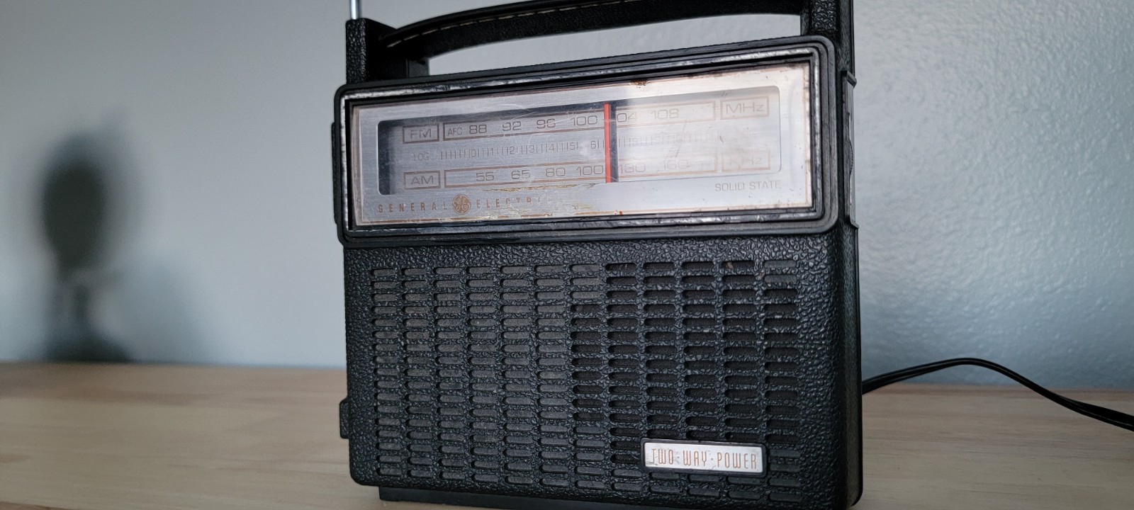 Vintage GE General Electric Two Way Power Solid State AM FM Radio 7-2810H WORKS!