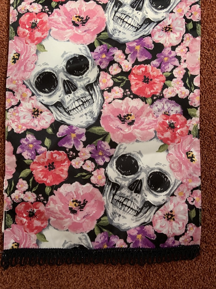 witches brew skull table cloth size 13 X 72