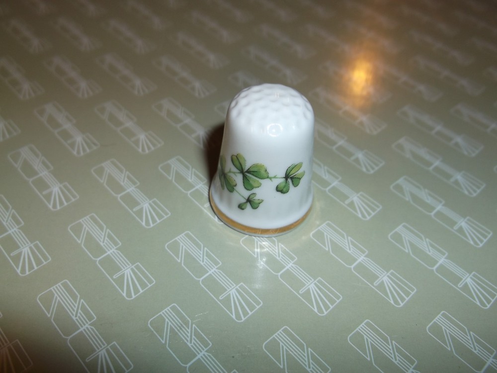 Collector Thimble Bisque Countess Bone Chine 3 Leaf Clover