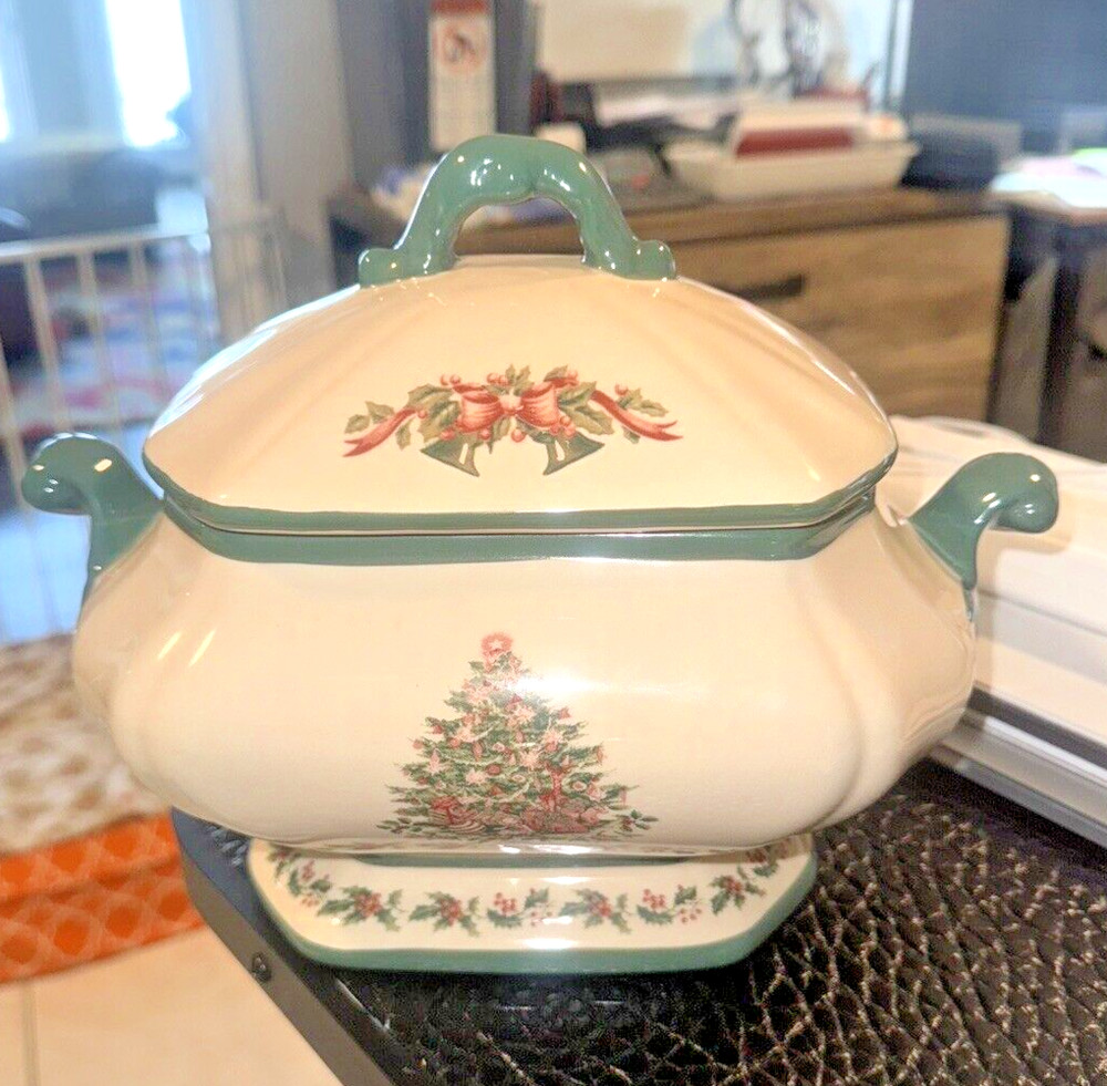 Christmas Tree Ceramic Covered Casserole 1 Quart