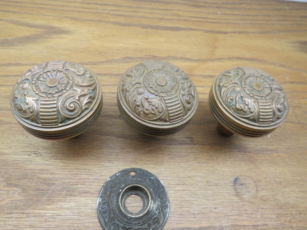 3 OLDDOOR KNOBS & ESCUTCHEON