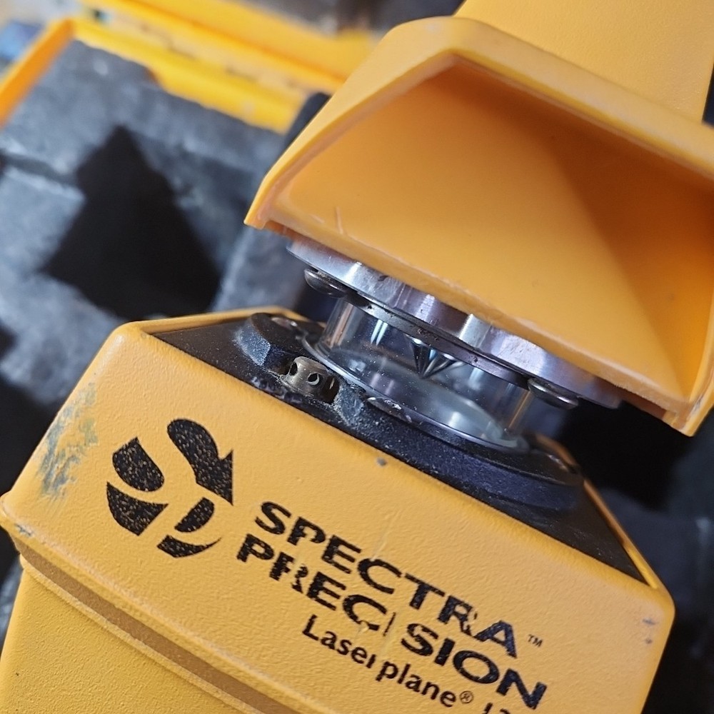 Spectra Precision Model 130 Laser Plane Leveling Tool in Case TURNS ON, BROKEN!