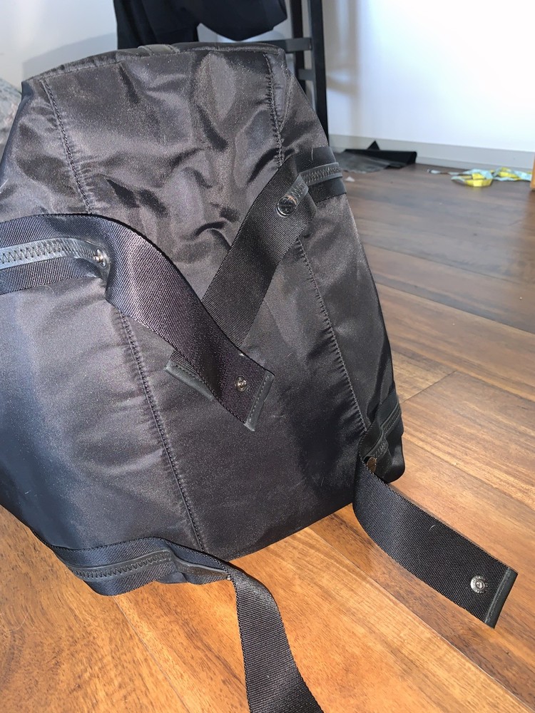 Cole Haan Black Shoulder Bag Adjustable Strap Drawstring With Inner Pockets 073