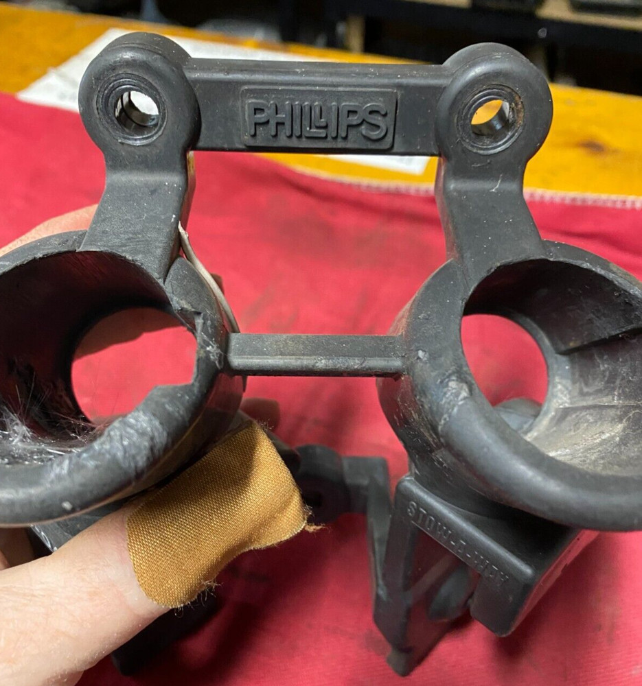 PHILLIPS STOW-A-WAY™ 2 Plug, 2 Gladhand Holder 15-042