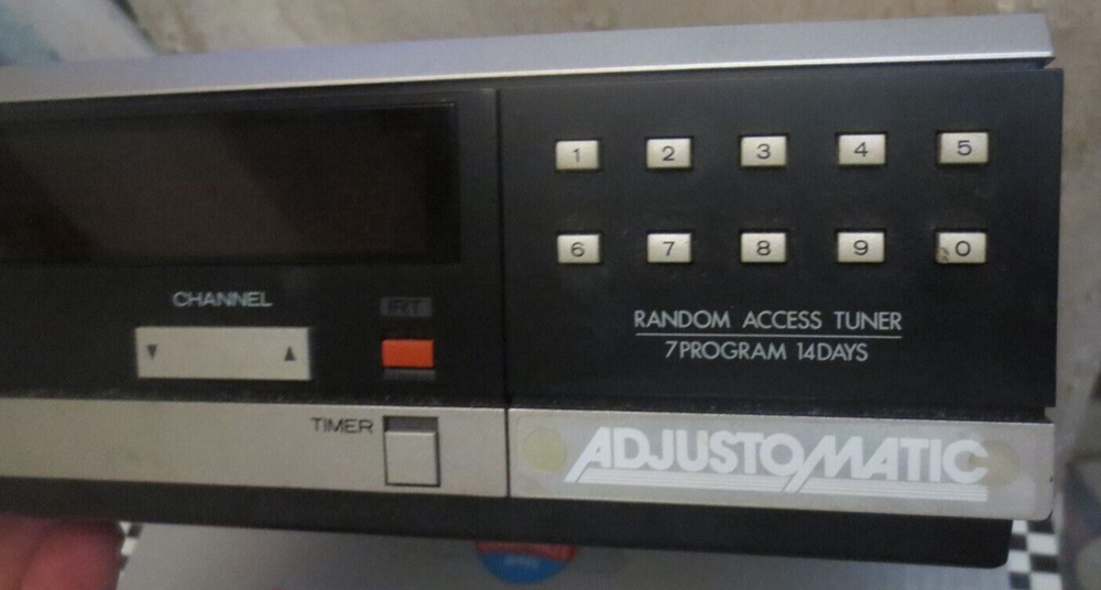 Vintage Hitachi Adjustomatic Random Access Tuner VT-TU8A powers on