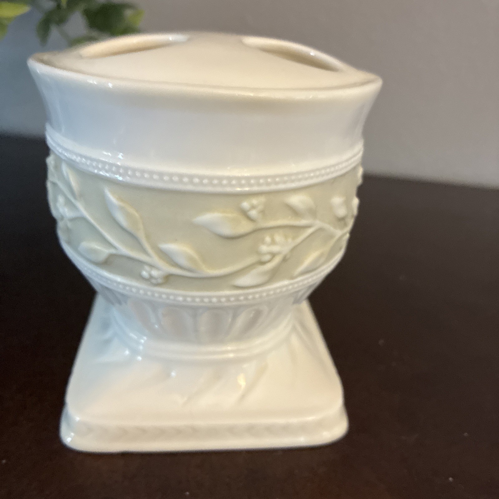 Croscill Willow Brook Acadia Ceramic Off White Toothbrush Holder Celery Bathroom