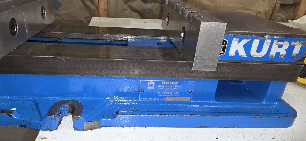 KURT ANGLOCK 6" MILLING MACHINE VISE w/ JAWS & HANDLE - #D688