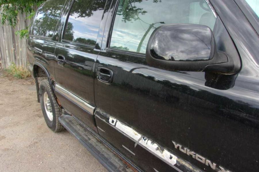YUKONXL25 2001 Console Rear 240513