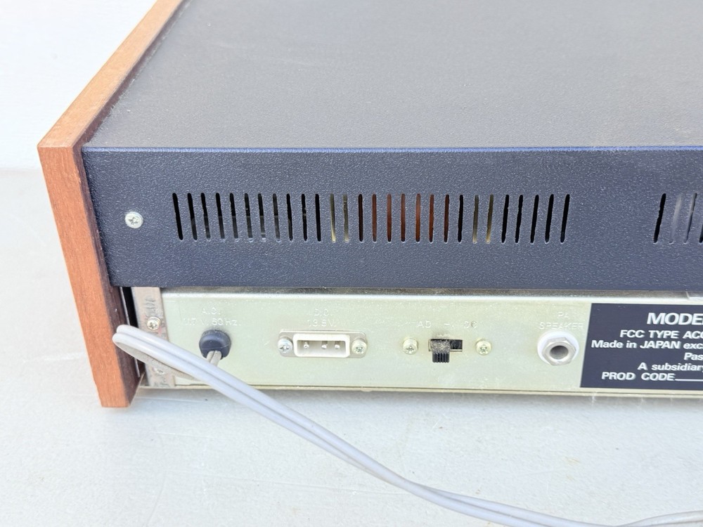 Vintage Courier Conqueror II CB Transceiver Radio Powers On Untested