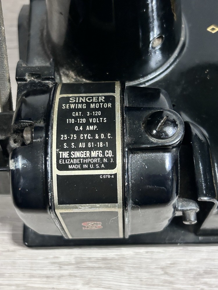 1957 SINGER FEATHERWEIGHT Sewing Machine #221 with Case