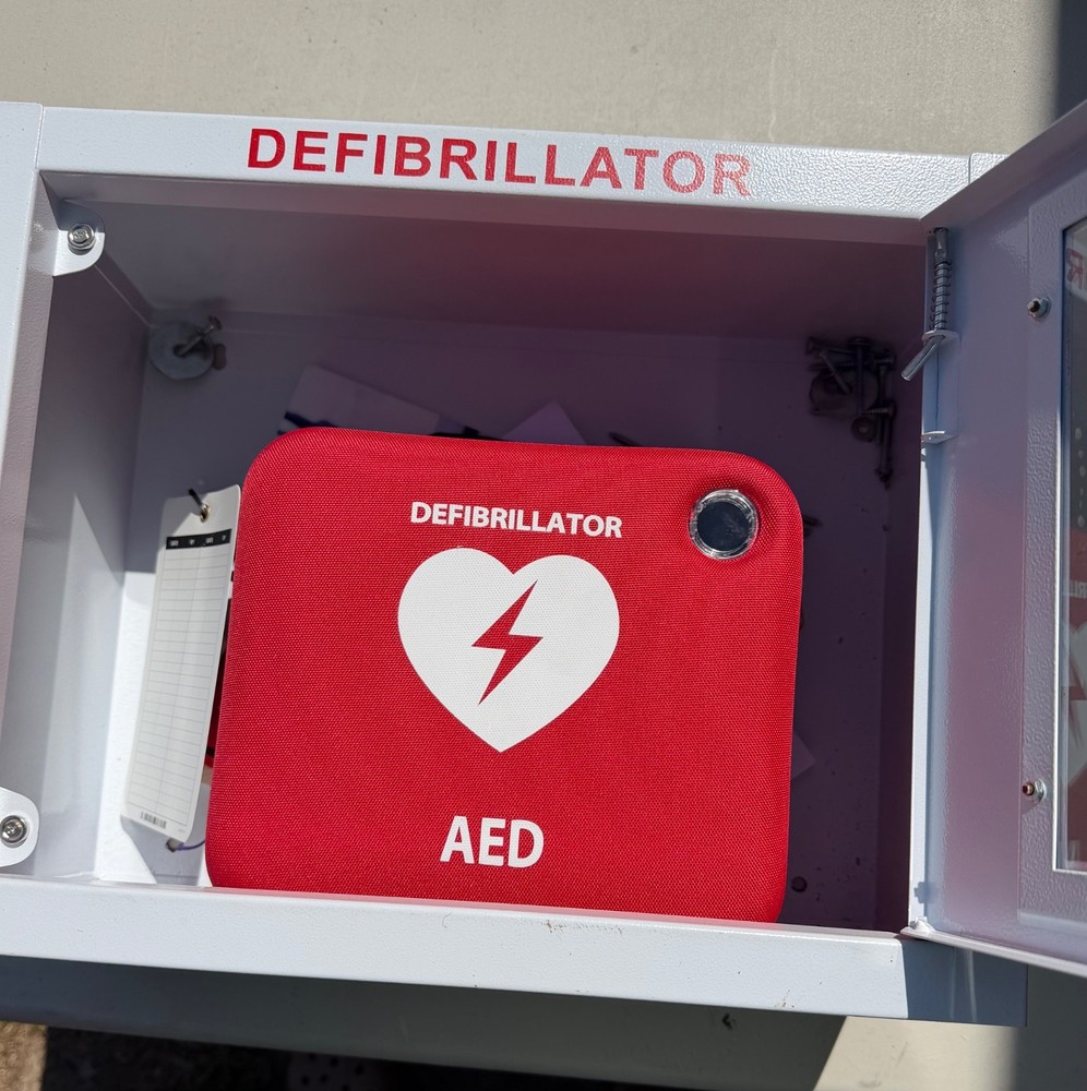 AED defibrillator Model Number M5071A Phillips - With Cabinet