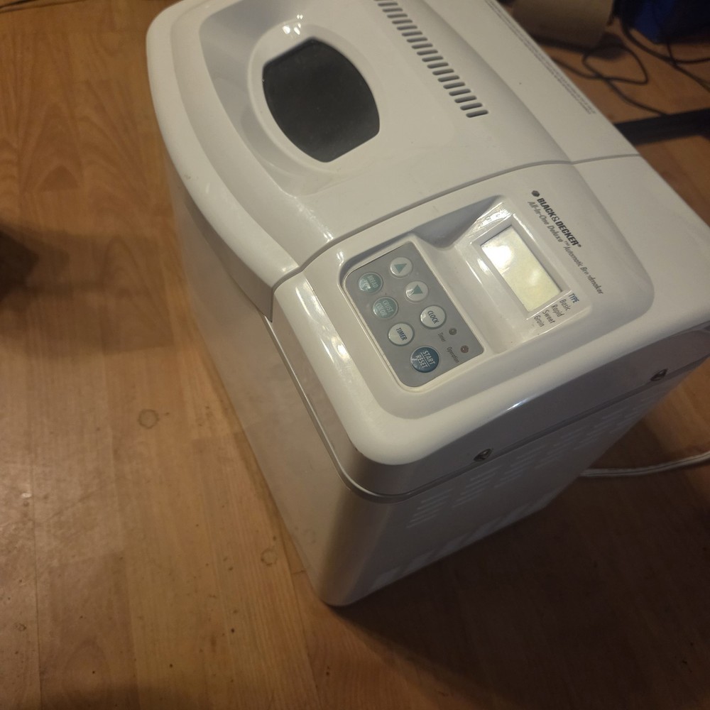Black & Decker All In One Deluxe Automatic Breadmaker B1620- See Description