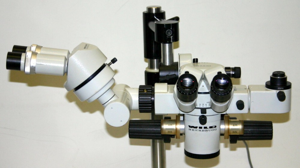 WILD HEERBRUGG TABLE TOP OPERATING SURGICAL MICROSCOPE, MODEL M650 CAMERA MOUNT