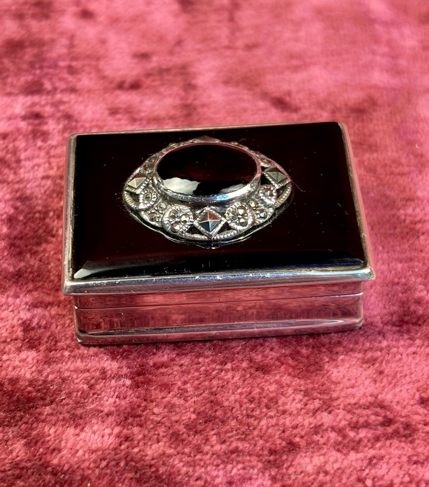 A Gorgeous Solid Silver & Onyx Hallmarked Pill Box. Birmingham