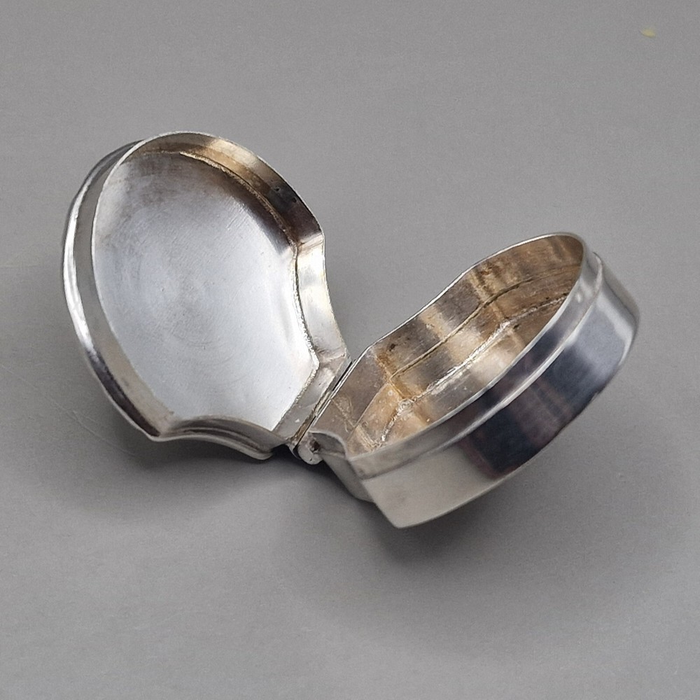 Solid Silver Pill Box Bright Cut Scrolls by Douglas Pell Silverware London 1995