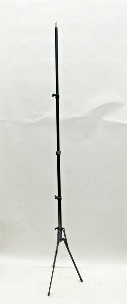 Universal Light Stand: Adjustable, Lightweight, and Studio-Ready