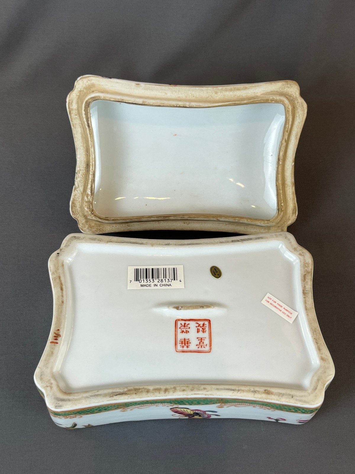 Hua Rong Tang Zhi Porcelain Hand-Painted 8" Lidded Box w/Pomegrante Finial: MINT