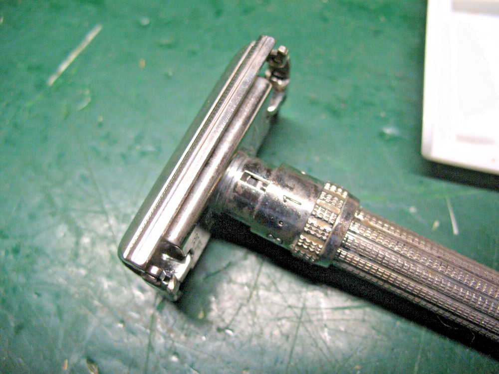 VINTAGE GILLETTE SLIM ADJUSTABLE DOUBLE EDGE SAFETY RAZOR w/ CASE CODE I 2