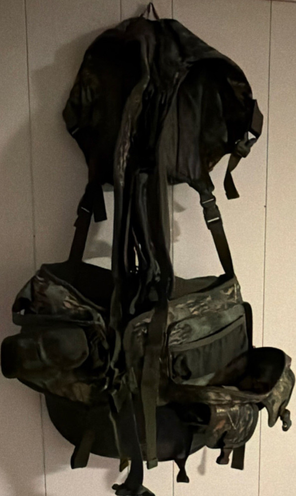 Camouflage Internal Frame Pack Nylon 5 Pockets Adjustable Straps Hunting