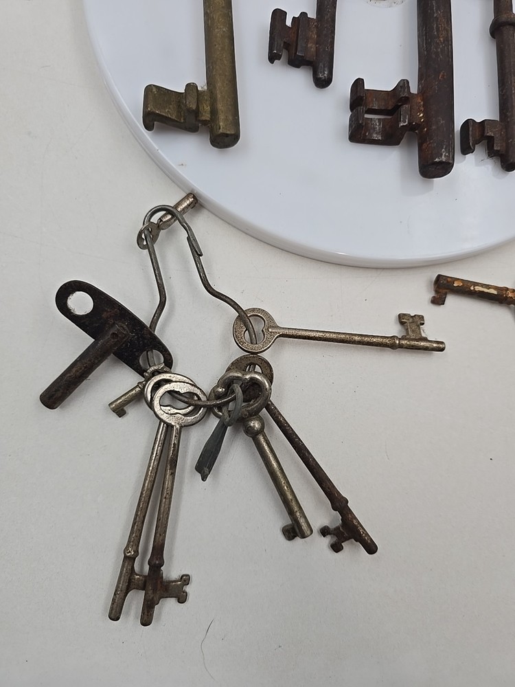 16 Skeleton Keys Various Styles And Sizes