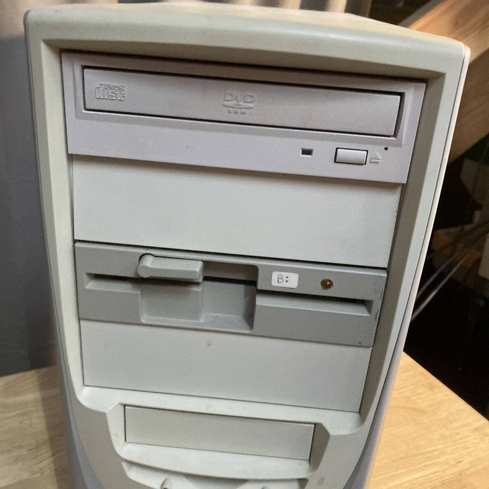 Asus Desktop AMD Athalon XP 2000 1.67GHz 512MB RAM Windows XP
