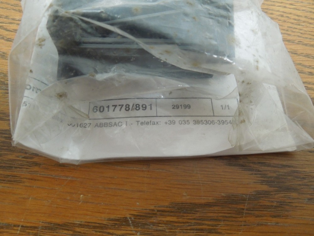 ABB 601778/891 Isomax Insulating Barriers for S1 Frame Breakers New Surplus