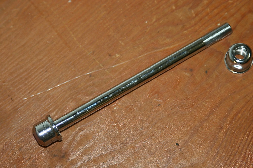 Shimano Saint Rear Thru-Axle 135 x 10 mm with Nut