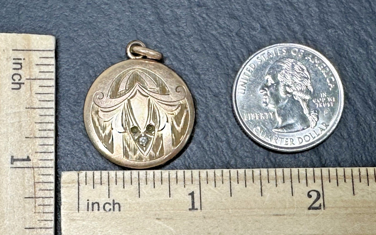 ANTIQUE GOLD FILLED PHOTO LOCKET WITH GREAT PHOTOS N122