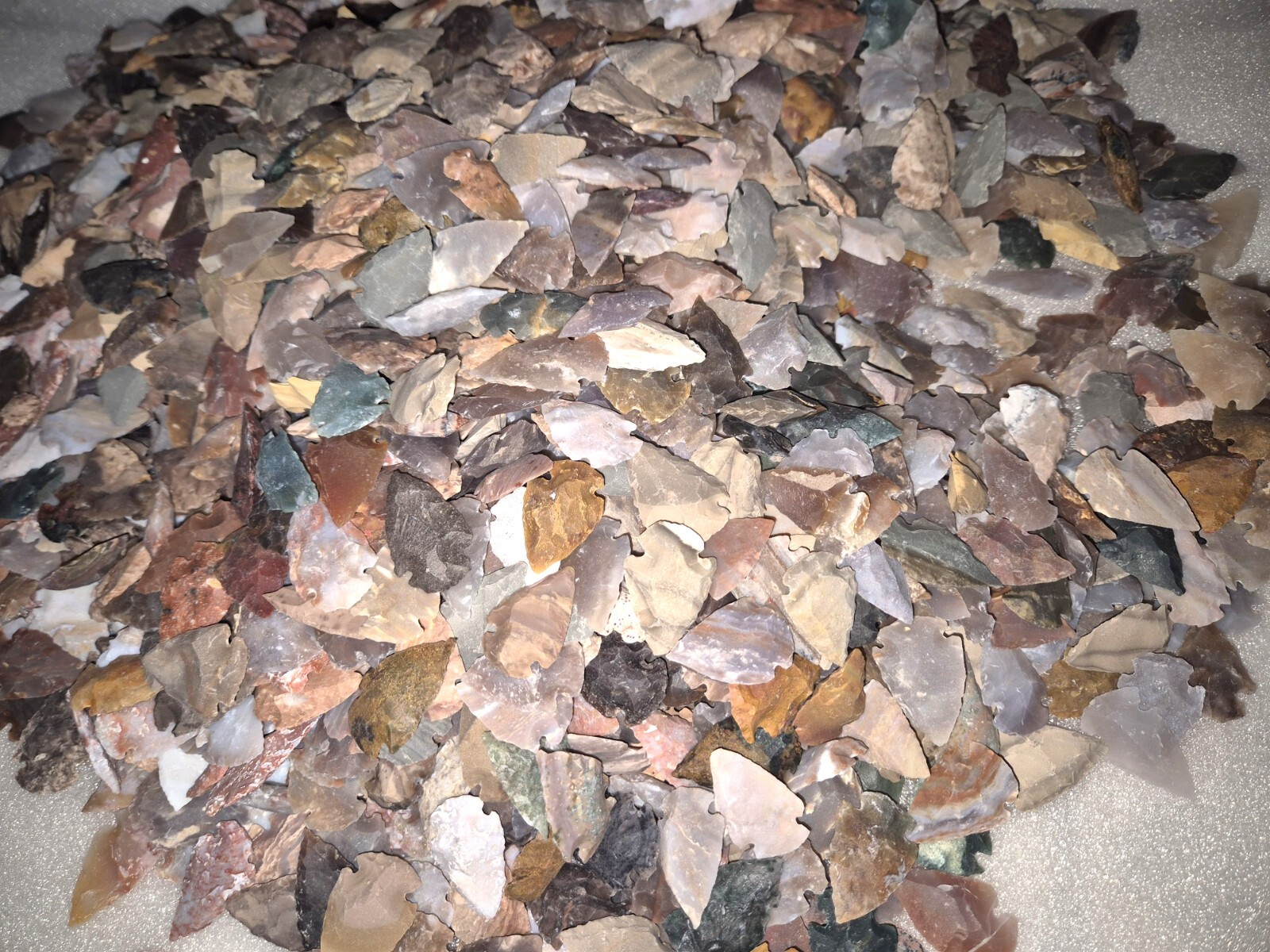 ** 53 Flint ARROWHEAD USA COLLECTION AMAZING COLORS 1"-1.3" Dovetail points **