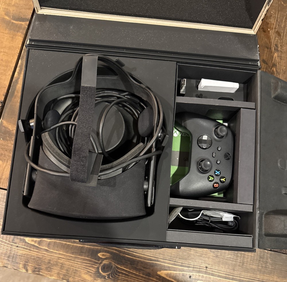 Meta Oculus Rift CV1 Virtual Reality Headset - Black - Complete In Box ( CIB )