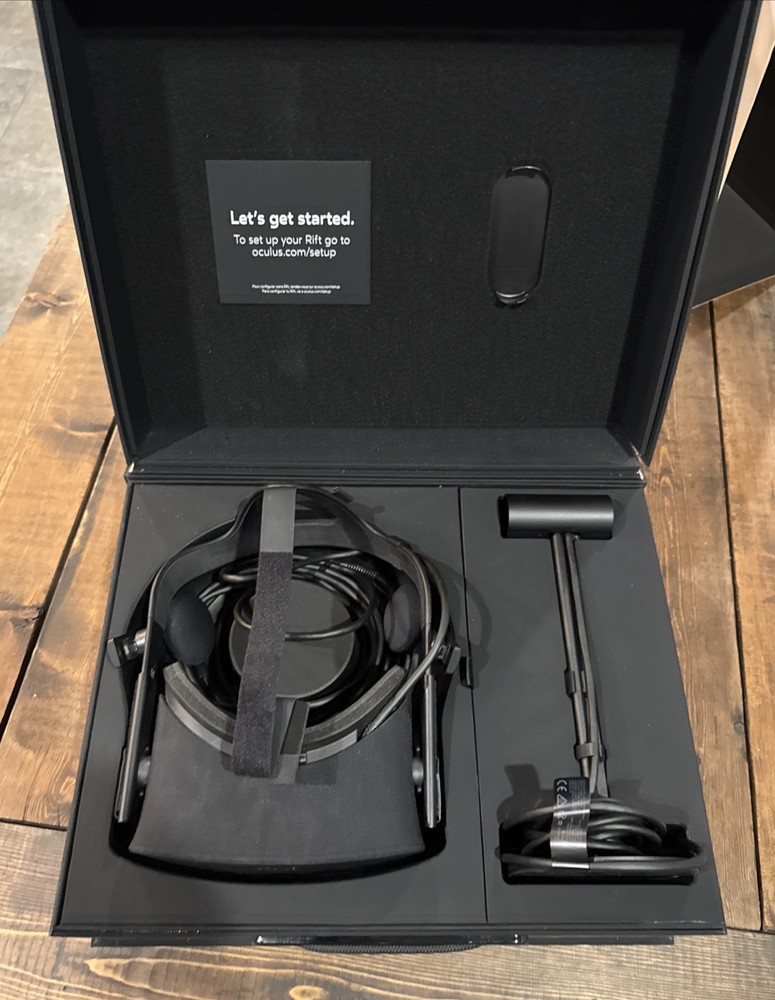Meta Oculus Rift CV1 Virtual Reality Headset - Black - Complete In Box ( CIB )