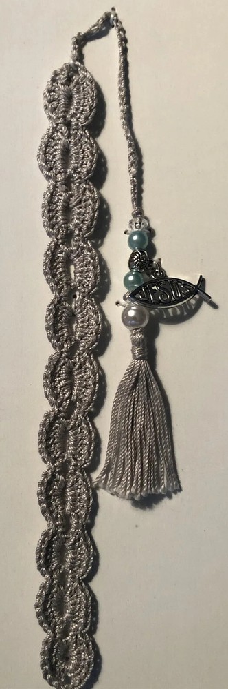 Crocheted scallop bookmark