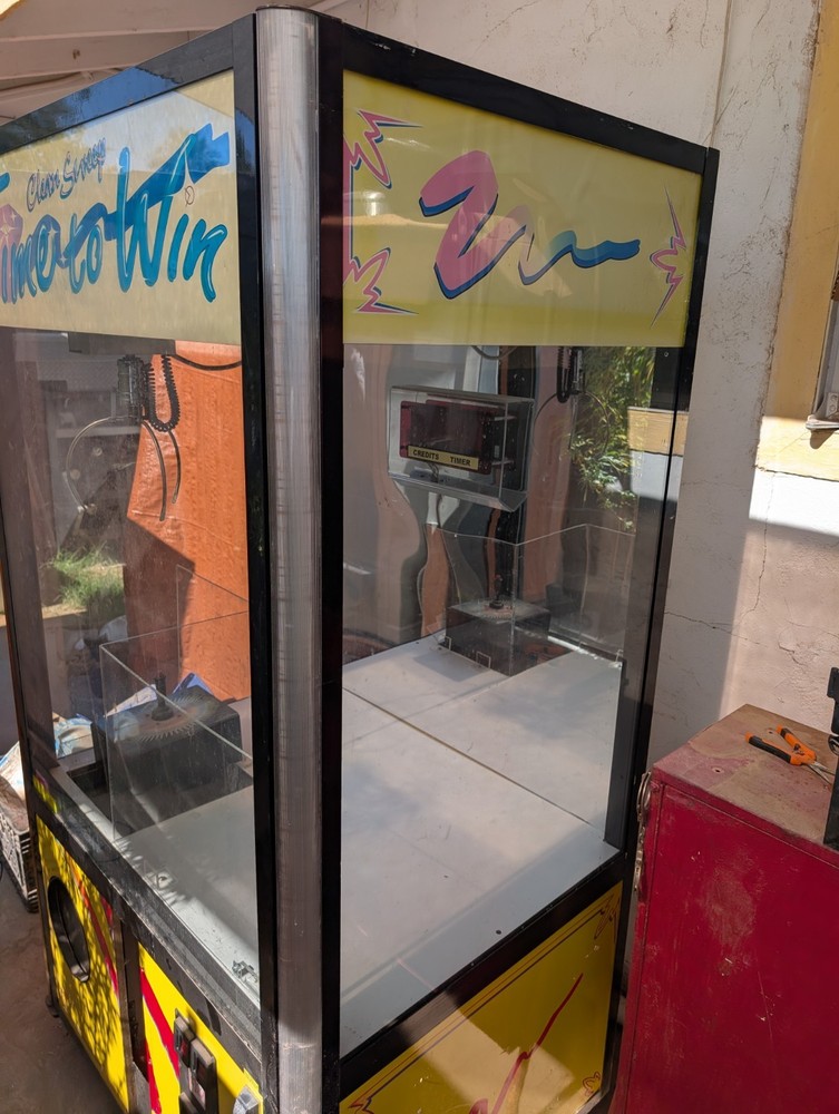 Clean Sweep Time To Win Claw Machine
