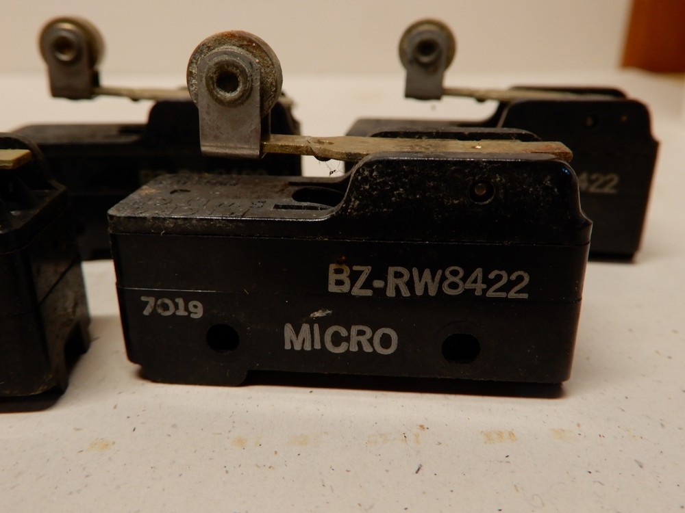 MicroSwitch BZ-RW8422 NOS Roller Micro Switch Quantity 5 NOS