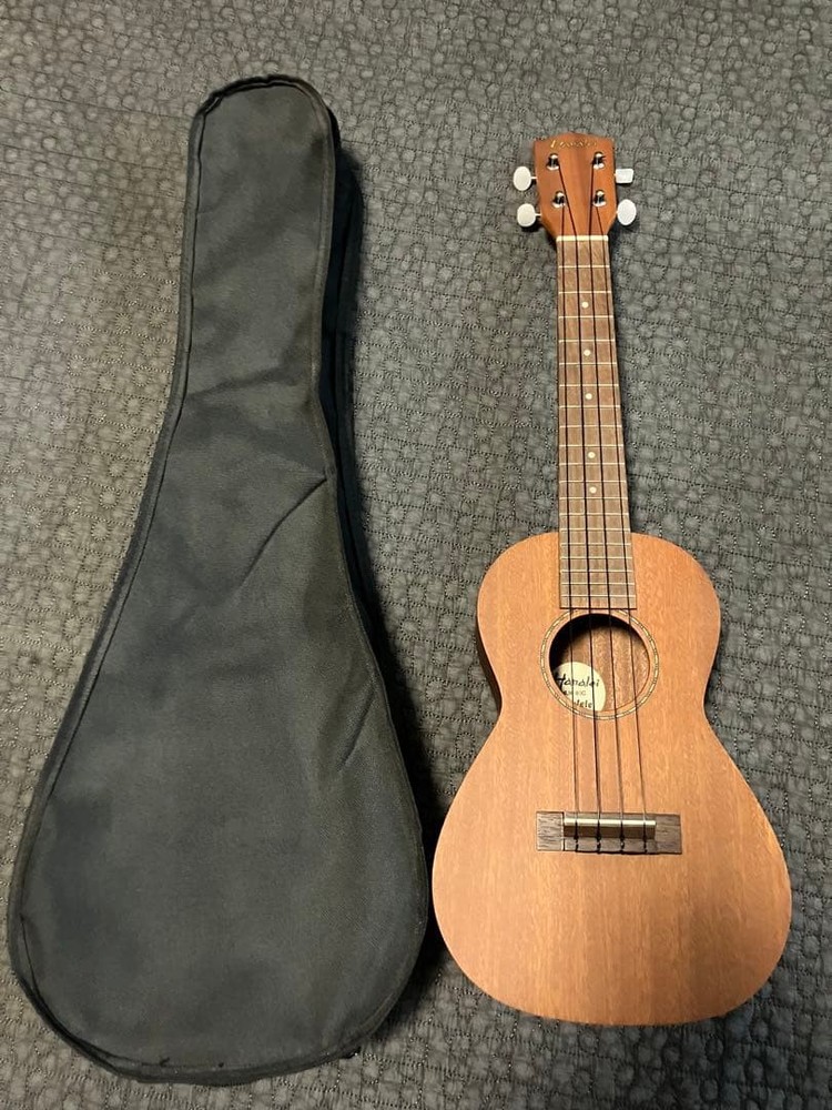 Hanalei HUK-80C Ukulele with case